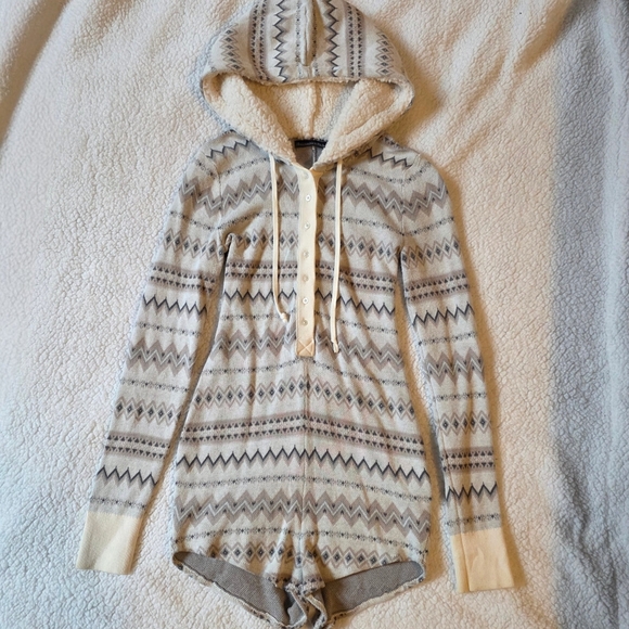Abercrombie & Fitch Pants - Abercrombie grey and white stretchy patterned hooded button up romper